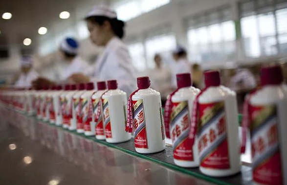 茅台价格大跌，2400元/瓶无人愿收，黄牛急了！