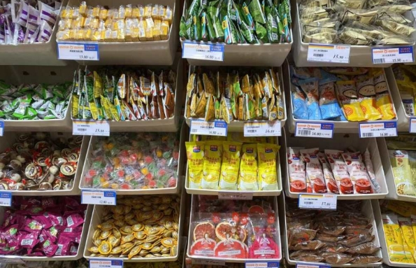 量贩零食行业竞争加剧：品牌转型硬折扣超市与市场潜力并存