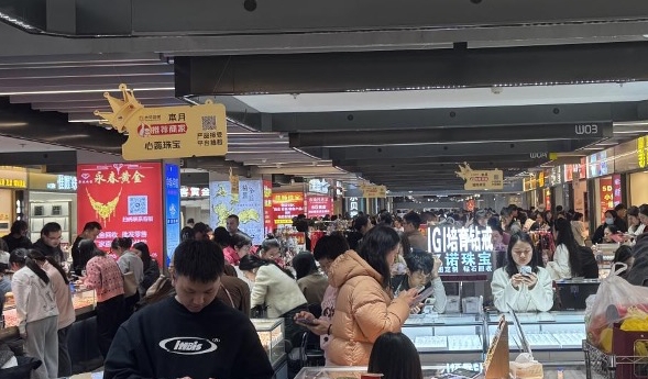 黄金市场迎来旺季，消费金企备战销售高峰与海外扩展双轨并行