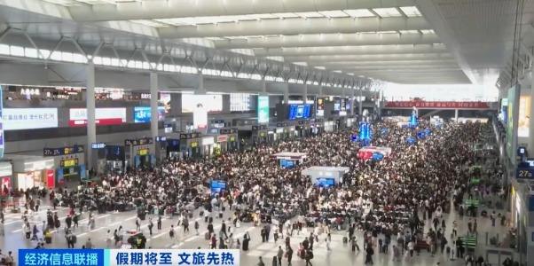 “五一”假期火车票紧俏 高速公路流量创新高