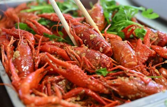 小龙虾价格腰斩 市场供需变化成主因