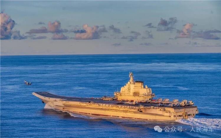 中国双航母首次同海域训练