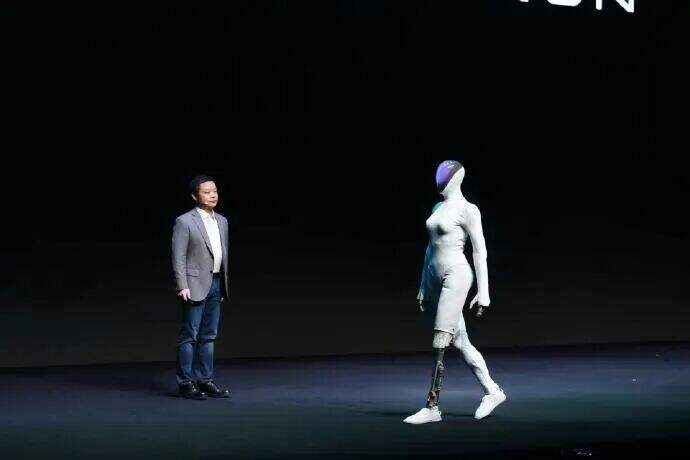 小鹏人形机器人展示引发关注 小鹏人形机器人展示引发关注